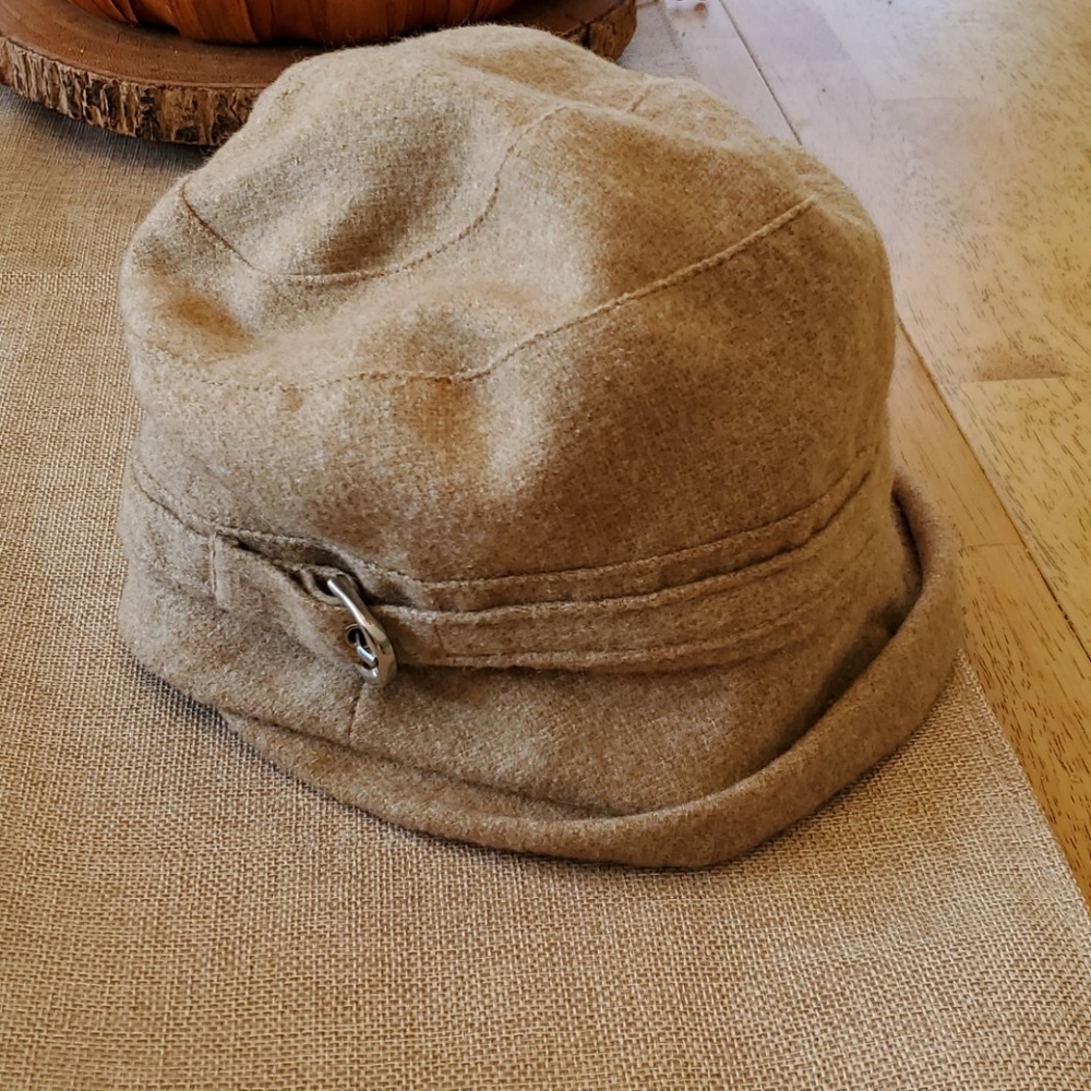 Stylish fall/winter dress hat with buckle